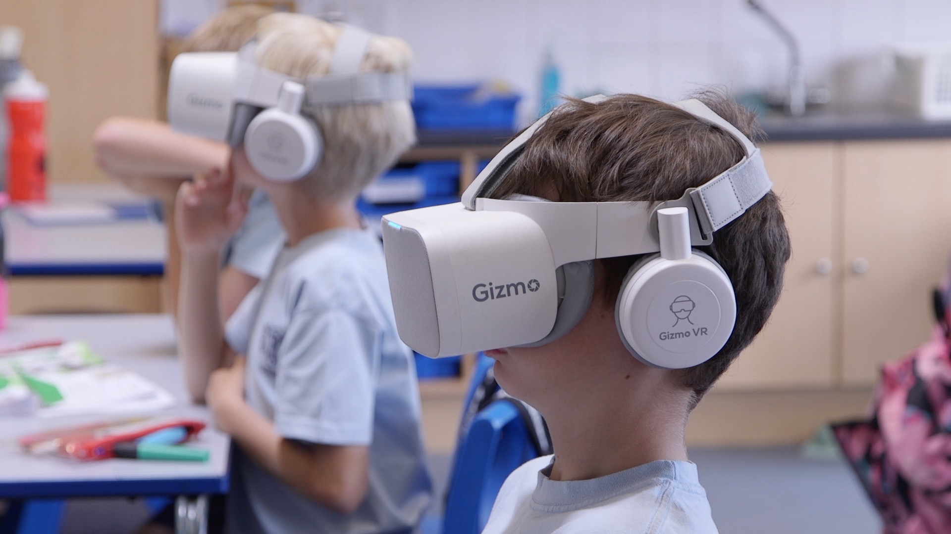 children learning vr headset